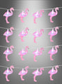 Die „Lichterkette 140 cm Flamingo Sommerparty“ – eine Lichterkette in Form von rosa Flamingos, die sich perfekt für Ihre nächste Sommerparty eignet – hängt vor einem grauen Hintergrund mit Farbverlauf.