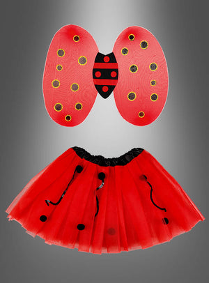 Rotes Marienkäfer-Kostüm mit schwarzen Punkten, bestehend aus dem „Marienkäfer Flügel-Set für Kinder“ und einem Tutu-Rock, präsentiert vor einem grauen Farbverlaufshintergrund – das perfekte Karnevalskostüm für Kinder, die ein niedliches Insektenkostüm lieben.