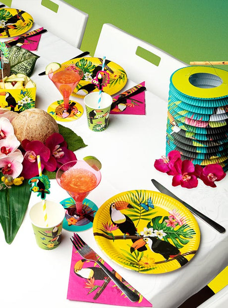 Verleihen Sie Ihrem Partytisch einen ganz neuen Look mit dem Sommerparty-Pappgeschirr-Set „24 Teile Tukane“ – einem farbenfrohen Arrangement im tropischen Stil mit Tukan-Tellern, Blumendekorationen, bunten Servietten und Bechern, einem Kokosnuss-Akzent und einer blauen Papierlaterne. Wunderschön präsentiert auf einer weißen Tischdecke eignet sich dieses Set perfekt als tropische Partydekoration oder um eine unvergessliche Sommerparty-Atmosphäre zu schaffen.