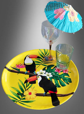 Ein großes Serviertablett (34,5 cm) „Tukan Hawaii“ mit bezaubernden Tukan-Motiven in Gelb, kombiniert mit einem Weinglas, einem leeren Becher und einem blauen Papier-Cocktailschirmchen mit Blumenmuster – perfekt für Ihre nächste Hawaii-Party-Dekoration oder eine entspannte Sommerparty.