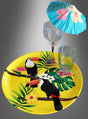 Ein großes Serviertablett (34,5 cm) „Tukan Hawaii“ mit bezaubernden Tukan-Motiven in Gelb, kombiniert mit einem Weinglas, einem leeren Becher und einem blauen Papier-Cocktailschirmchen mit Blumenmuster – perfekt für Ihre nächste Hawaii-Party-Dekoration oder eine entspannte Sommerparty.