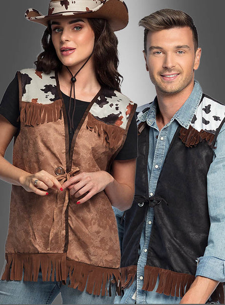 Zwei Personen tragen Cowboy-Westen für Damen mit Fransen und Akzenten im Kuhmuster und sorgen so für einen stilvollen Western-Look, während sie nebeneinander stehen und in die Kamera lächeln.