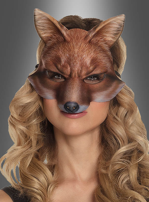 Eine Person mit langen, welligen blonden Haaren, die eine realistische Fuchs-Halbmaske für Damen und Herren vor einem neutralen grauen Hintergrund trägt – perfekt, um jeden Tiermasken- oder Fuchs-Kostüm-Look abzurunden.