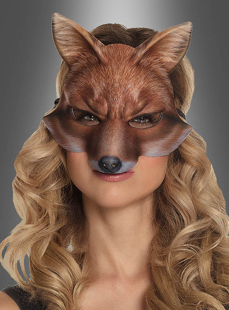 Eine Person mit langen, welligen blonden Haaren, die eine realistische Fuchs-Halbmaske für Damen und Herren vor einem neutralen grauen Hintergrund trägt – perfekt, um jeden Tiermasken- oder Fuchs-Kostüm-Look abzurunden.