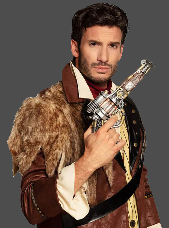 Ein Mann in einem braunen, mit Pelz besetzten Steampunk-Kostüm hält vor einem schlichten grauen Hintergrund eine futuristische Steampunk-Pistole in der Hand.