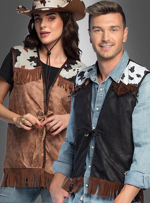 Zwei Erwachsene, gekleidet in Cowboy-Westen für Herren – mit Fransen und Schultern im Kuhmuster – bilden das perfekte Outfit für eine Wild-West-Mottoparty. Der eine ergänzt den Look mit einem Cowboyhut und einer braunen Weste, während der andere eine schwarze Weste über einem Jeanshemd trägt, um einen authentischen Cowboy-Look zu erzielen. Ideal als Karnevalsaccessoire oder für jede Veranstaltung mit Western-Thema.