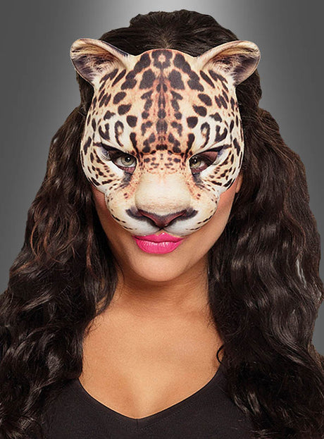 Eine Person mit langen, welligen, dunklen Haaren trägt vor einem grauen Hintergrund die Unisex-Halbmaske „Leopard“, die den oberen Teil ihres Gesichts bedeckt – perfekt für eine Dschungel-Mottoparty.