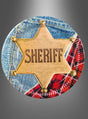 Ein goldenes Sheriff-Abzeichen auf blauem Denim und rotem Karostoff vor einem grauen Hintergrund mit Farbverlauf – die ideale Inspiration für dein nächstes „Pappteller Wild West Sheriff 6er-Set“-Dekorations- oder Cowboy-Party-Teller-Design.
