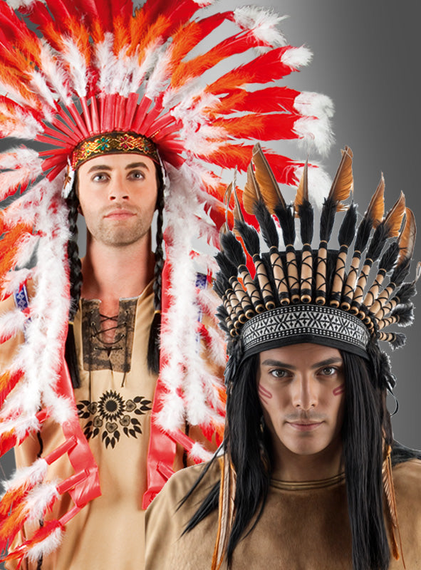 Zwei Männer präsentieren braune Indianerkostüme und Gesichtsbemalung und tragen beeindruckenden Deluxe-Häuptling-Indianer-Federschmuck vor einem schlichten grauen Hintergrund. Der auffällige Federkopfschmuck verleiht ihrem traditionellen Look ein dramatisches Detail.