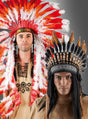 Zwei Männer präsentieren braune Indianerkostüme und Gesichtsbemalung und tragen beeindruckenden Deluxe-Häuptling-Indianer-Federschmuck vor einem schlichten grauen Hintergrund. Der auffällige Federkopfschmuck verleiht ihrem traditionellen Look ein dramatisches Detail.