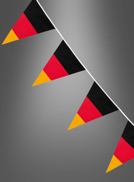 Vier dreieckige Wimpel in Schwarz, Rot und Gelb – die an die Deutschlandfahne erinnern – hängen diagonal vor einem schlichten grauen Hintergrund. Die Wimpelkette „Deutschland-Flagge WM-Deko“ ist ideal, um jeder Feier WM-Stimmung zu verleihen.