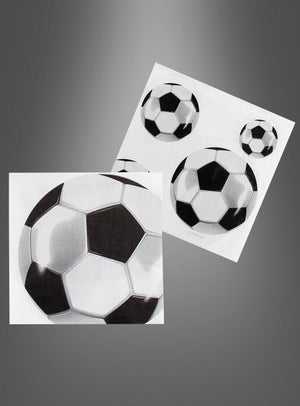 Zwei weiße Servietten mit schwarz-weißen Fußballmotiven sind vor einem grauen Farbverlaufshintergrund abgebildet, wodurch diese 20 Stück Servietten im Format 33 x 33 cm mit Fußballmotiv die perfekte Wahl als Fußball-Dekoservietten für Ihre nächste Fußballparty oder Ihren nächsten Fußballgeburtstag sind.