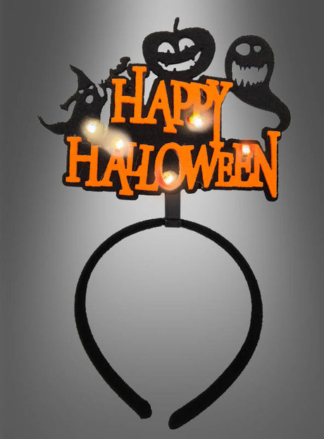 Der „Happy Halloween“-Haarreif mit Licht besteht aus einem schwarzen Stirnband, das mit einem auffälligen „HAPPY HALLOWEEN“-Schriftzug in leuchtend orangefarbenen Buchstaben verziert ist, der durch schwarze Ausschnitte in Form von Kürbissen, Hexen und Geistern akzentuiert wird. Einige Elemente sind mit kleinen LEDs beleuchtet, was diesen LED-Haarreif zum perfekten Halloween-Accessoire macht, um leuchtenden Festtagsspaß in Ihre gruselige Feier zu bringen.