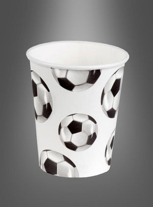 10 Stück Pappbecher mit Fußballmotiv auf weißem Hintergrund, verziert mit schwarz-weißen Fußballmustern – ideal als Fußball-Dekopappbecher für Ihre nächste Themenparty, vor einem einfarbigen grauen Hintergrund mit Farbverlauf.