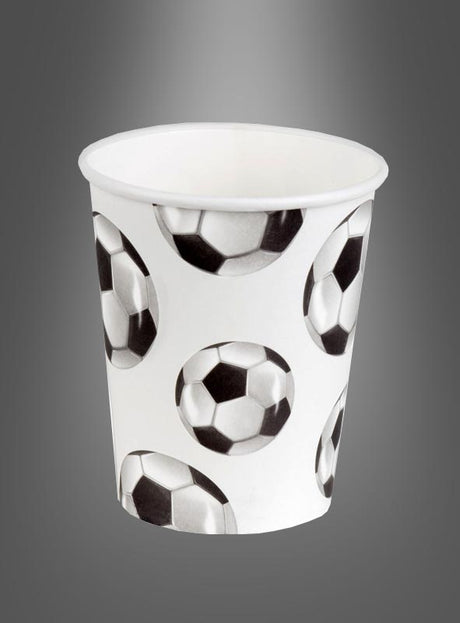 10 Stück Pappbecher mit Fußballmotiv auf weißem Hintergrund, verziert mit schwarz-weißen Fußballmustern – ideal als Fußball-Dekopappbecher für Ihre nächste Themenparty, vor einem einfarbigen grauen Hintergrund mit Farbverlauf.
