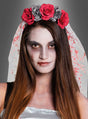 Eine Frau mit langen braunen Haaren in einem weißen Kleid, die ein geblümtes Stirnband und den „Horrorbraut“-Haarschmuck mit Schleier trägt, mit blassem Make-up und dunklen Augen, die an einen Vampir oder eine untote Braut erinnert – ein ideales Halloween-Kostüm.