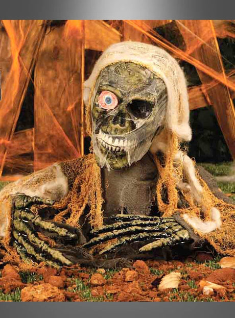 Ein lebensgroßes „Bewegliches Skelett mit Sound & Licht“ mit Sound- und Lichteffekten erhebt sich aus dem Boden in einer Halloween-Kulisse mit orangefarbenen Spinnennetz-Dekorationen – perfekt als gruseliges Herzstück Ihrer Halloween-Dekoration.