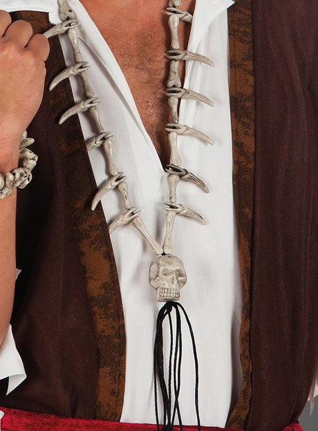 Eine Person, die ein braun-weißes Hemd trägt, dazu eine Lange Totenkopf-Halskette mit Zähnen, bestehend aus einem Totenkopf-Anhänger und einem passenden Armband – das perfekte Accessoire für ein Piratenkostüm.
