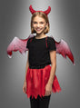 Ein kleines Mädchen steht lächelnd vor einem grauen Hintergrund mit Farbverlauf und trägt das „Teufel“-Kostüm-Set für Kinder, bestehend aus einem schwarzen Shirt, einem roten Rock, roten Teufelshörnern und roten Fledermausflügeln. Dieses bezaubernde Halloween-Kostüm für Mädchen verleiht jeder festlichen Feier eine verspielte Note.