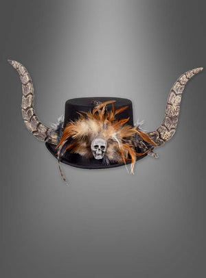 Voodoo-Zylinder mit Hörnern „Papa Legba“ – mit großen, geschwungenen Hörnern, einem Totenkopf-Ornament sowie braunen und orangefarbenen Federn vor einem grauen Hintergrund mit Farbverlauf – ein auffälliges Accessoire für Ihre nächste Themenveranstaltung.