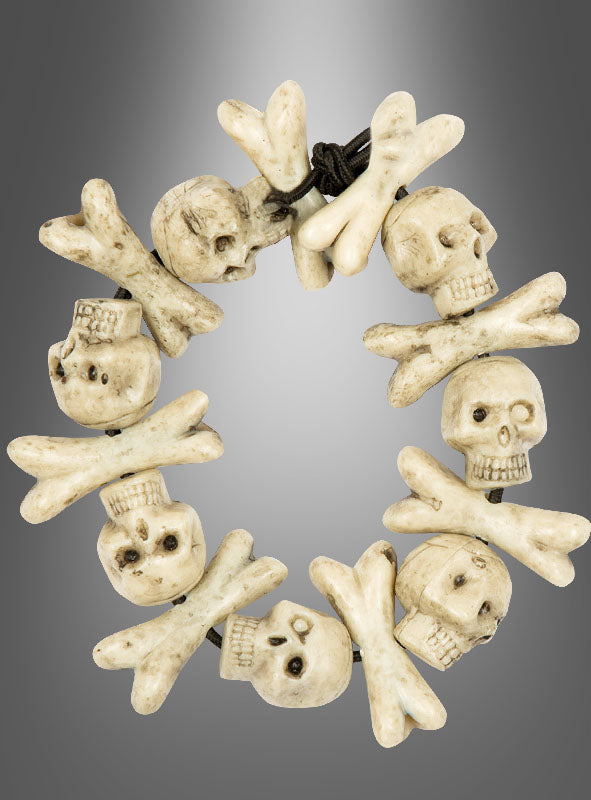 Cooles Voodoo-Totenkopf-Armband aus Perlen in Form von Totenköpfen und gekreuzten Knochen, kreisförmig angeordnet auf einem neutralen Farbverlauf – das perfekte Accessoire, um dein Halloween- oder Piratenkostüm abzurunden.