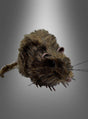 Eine pelzige, lebensechte Ratte (15 cm) – eine braune, pelzige Spielzeugmaus mit schwarzen Augen, rosa Ohren und sichtbaren Schnurrhaaren – ist vor einem grauen Hintergrund mit Farbverlauf abgebildet – perfekt als gruselige Deko oder als Teil Ihrer Halloween-Dekoration.