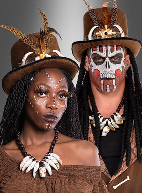 Zwei Personen tragen braune Kostüme, ergänzt durch die auffälligen „Voodoo Zylinder mit Zöpfen“-Zylinder, Perlenketten mit künstlichen Zähnen sowie Gesichtsbemalung mit von Stammeskulturen inspirierten Mustern und einem Totenkopfmotiv – ein atemberaubendes Hexenmeister-Kostüm, das sich ideal für jeden gruseligen Anlass eignet.