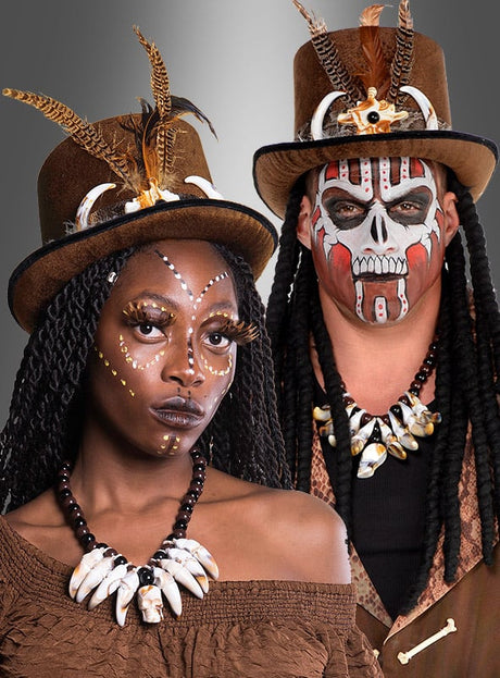 Zwei Personen tragen braune Kostüme, ergänzt durch die auffälligen „Voodoo Zylinder mit Zöpfen“-Zylinder, Perlenketten mit künstlichen Zähnen sowie Gesichtsbemalung mit von Stammeskulturen inspirierten Mustern und einem Totenkopfmotiv – ein atemberaubendes Hexenmeister-Kostüm, das sich ideal für jeden gruseligen Anlass eignet.