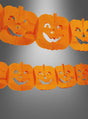 Kürbis-Papiergirlande zu Halloween aus orangefarbenem Papier mit wiederkehrenden Jack-o-Lantern-Motiven, präsentiert vor einem neutral-grauen Hintergrund – ideal als auffällige Herbstdekoration für deine Halloween-Party.