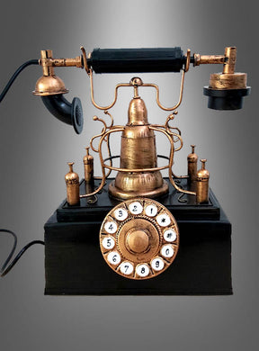 Ein antikes Telefon aus den 20er Jahren als Deko-Requisite mit eleganten Messingdetails und einem klassischen Wählscheibrad steht auf einem dunklen Sockel; die separaten Hörer- und Sprechmuschelkomponenten heben sich vor einem grauen Hintergrund mit Farbverlauf ab – ein exquisites Vintage-Stück, das sich perfekt als Dekoration eignet.