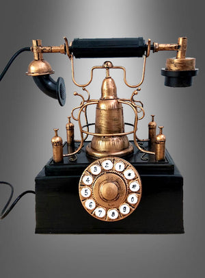 Ein antikes Telefon aus den 20er Jahren als Deko-Requisite mit eleganten Messingdetails und einem klassischen Wählscheibrad steht auf einem dunklen Sockel; die separaten Hörer- und Sprechmuschelkomponenten heben sich vor einem grauen Hintergrund mit Farbverlauf ab – ein exquisites Vintage-Stück, das sich perfekt als Dekoration eignet.