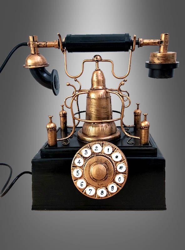 Ein antikes Telefon aus den 20er Jahren als Deko-Requisite mit eleganten Messingdetails und einem klassischen Wählscheibrad steht auf einem dunklen Sockel; die separaten Hörer- und Sprechmuschelkomponenten heben sich vor einem grauen Hintergrund mit Farbverlauf ab – ein exquisites Vintage-Stück, das sich perfekt als Dekoration eignet.