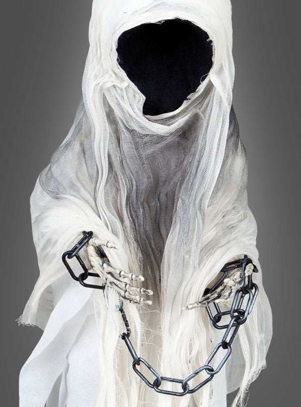 Ein gesichtsloser Geist mit Kapuze, 80 cm groß und in weißen Stoff gehüllt, hält vor einem grauen Hintergrund eine schwarze Kette mit Skeletthänden in der Hand – eine gruselige Hängedekoration, perfekt für deine nächste Halloween-Party.