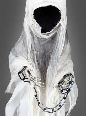 Ein gesichtsloser Geist mit Kapuze, 80 cm groß und in weißen Stoff gehüllt, hält vor einem grauen Hintergrund eine schwarze Kette mit Skeletthänden in der Hand – eine gruselige Hängedekoration, perfekt für deine nächste Halloween-Party.