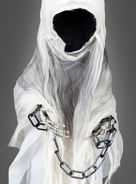 Ein gesichtsloser Geist mit Kapuze, 80 cm groß und in weißen Stoff gehüllt, hält vor einem grauen Hintergrund eine schwarze Kette mit Skeletthänden in der Hand – eine gruselige Hängedekoration, perfekt für deine nächste Halloween-Party.