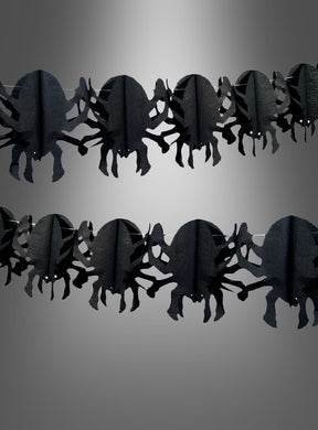 Zwei Reihen der „Spinnengirlande 4 Meter“ – schwarze Papiergirlanden in Spinnenform – sind vor einem grauen Hintergrund mit Farbverlauf angeordnet und eignen sich somit perfekt als Partydekoration für Ihre nächste Halloween-Party.
