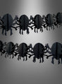 Zwei Reihen der „Spinnengirlande 4 Meter“ – schwarze Papiergirlanden in Spinnenform – sind vor einem grauen Hintergrund mit Farbverlauf angeordnet und eignen sich somit perfekt als Partydekoration für Ihre nächste Halloween-Party.