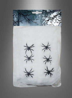 Eine Packung „Spinnennetz-Deko 100 g mit Spinnen“ enthält sechs schwarze Plastikspinnen, die auf weißen Kunstspinnennetzen angeordnet sind – perfekt für eine gruselige Halloween-Dekoration. Das gesamte Set wird in einer durchsichtigen Plastikverpackung geliefert, sodass Sie Ihrer Halloween-Spinnennetz-Dekoration ganz einfach eine schaurige Note verleihen können.