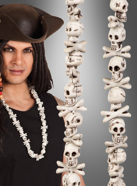 Eine Person in einem Piratenkostüm trägt die auffällige „Voodoo Totenkopf Kette“, eine Halskette mit Totenkopfperlen, die neben ihr in Nahaufnahme zu sehen ist – ein ideales Accessoire für jedes Karnevalskostüm.