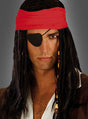 Vor einem grauen Hintergrund ist ein als Pirat verkleideter Mann mit einem roten Bandana, langen dunklen Haaren, einem braunen Hemd und einem schwarzen Piratenkostüm zu sehen, der die klassische schwarze Piraten-Augenklappe trägt.