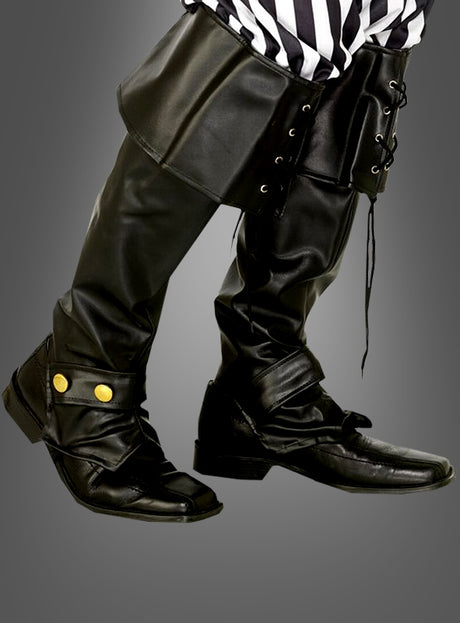 Eine Person, die „Piratenstiefel-Überzieher Deluxe“ trägt – schwarze Stiefel im Piratenstil mit goldenen Knöpfen –, kombiniert mit schwarz-weiß gestreiften Hosen, vor einem grauen Hintergrund. Diese Deluxe-Stiefelüberzieher sind das perfekte Piratenkostüm-Zubehör und eignen sich ideal als Stiefelgamaschen für Herren, da sie Ihrem Piratenoutfit den letzten authentischen Schliff verleihen.