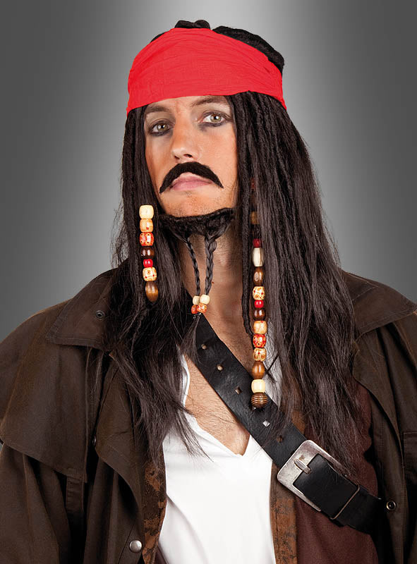 Eine Person in Piratenkostüm mit einem roten Stirnband, die die „Piratenperücke mit Bart“ trägt – eine lange schwarze Perücke mit Bart und Perlen –, dazu eine braune Jacke und einen Umhängegürtel, die vor einem grauen Hintergrund mit Farbverlauf eine klassische Jack-Sparrow-Pose einnimmt – perfekt für jede Piratenparty.