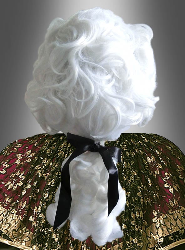Barockperücke für Herren mit weißen Locken und einem schwarzen Band im Nacken, die an eine Rokoko-Perücke erinnert, kombiniert mit einem rot-golden gemusterten Umhang und von hinten vor einem grauen Hintergrund abgebildet.