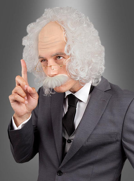 Eine Person in einem grauen Anzug trägt das Set „Professor Perücke, Bart und Brille“, bestehend aus einer weißen Lockenperücke, einem falschem Schnurrbart und einer Brille, und streckt einen Finger in die Höhe, als wolle sie einen Punkt verdeutlichen. Ideal für alle, die nach Karnevalszubehör suchen oder ihr Wissenschaftlerkostüm vervollständigen möchten. Grauer Hintergrund mit Farbverlauf.