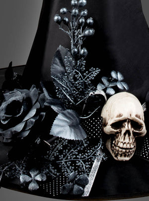Wir präsentieren den „Halloween-Hut für Hexen mit Totenkopf-Blumen-Schmuck“ – einen auffälligen Hexenhut, verziert mit schwarzen Blumen, silbernem Laub und einem künstlichen Totenkopf, ideal, um Ihr Hexenkostüm abzurunden oder Ihre Halloween-Hut-Sammlung zu bereichern.