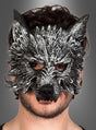 Vor einem grauen Hintergrund ist eine Person in einem schwarz-weißen Wolfskostüm zu sehen, die die auffällige Wolf-Werwolf-Halbmaske trägt, die sich durch spitze Ohren und sichtbare Augen auszeichnet.