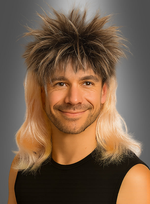 Ein lächelnder Mann mit heller Haut und Bart trägt die Perücke „80er-Frisur Vokuhila blond“ und ein schwarzes, ärmelloses Shirt und posiert vor einem grauen Hintergrund.