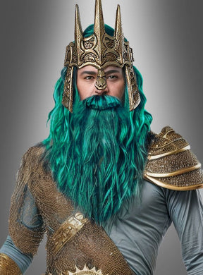 Eine Person in kunstvoller goldener Rüstung und Krone mit einem langen türkisfarbenen Neptun-Bart und einer Wassermann-Perücke, die vor einem grauen Hintergrund steht.