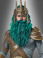Eine Person in kunstvoller goldener Rüstung und Krone mit einem langen türkisfarbenen Neptun-Bart und einer Wassermann-Perücke, die vor einem grauen Hintergrund steht.