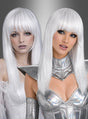 Zwei Frauen mit langen, glatten weißen Haaren und Pony posieren gemeinsam – die eine in einem silbernen, futuristischen Outfit, die andere in einem weißen Spitzenkleid –, wobei jede von ihnen die Perücke „Space Glamour“ in Weiß trägt und so einen auffälligen, harmonischen Look kreiert.